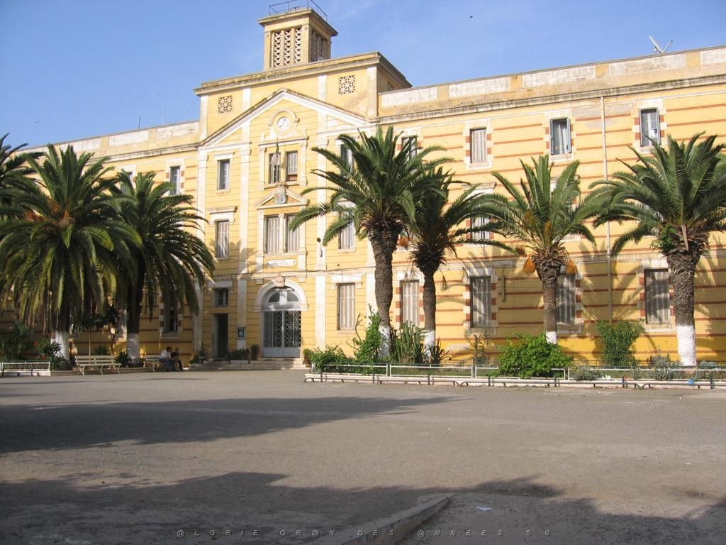ORAN MAI 2006 C47 LYCEE LAMORICIERE FACADE PRINCIPALE.JPG